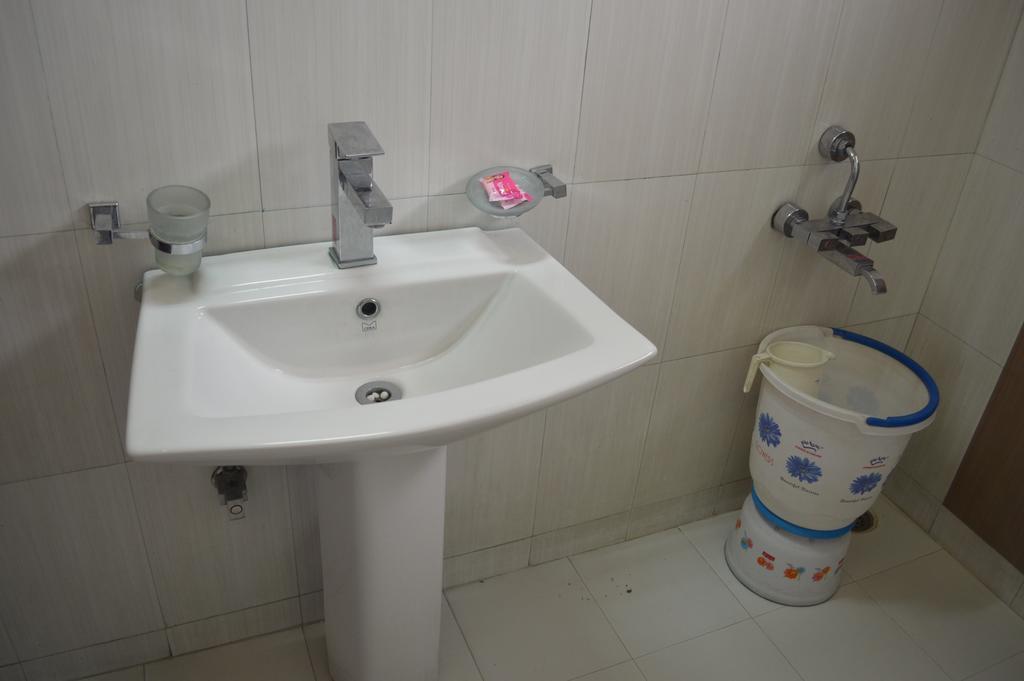 Hotel Roopa International Amritszár Szoba fotó